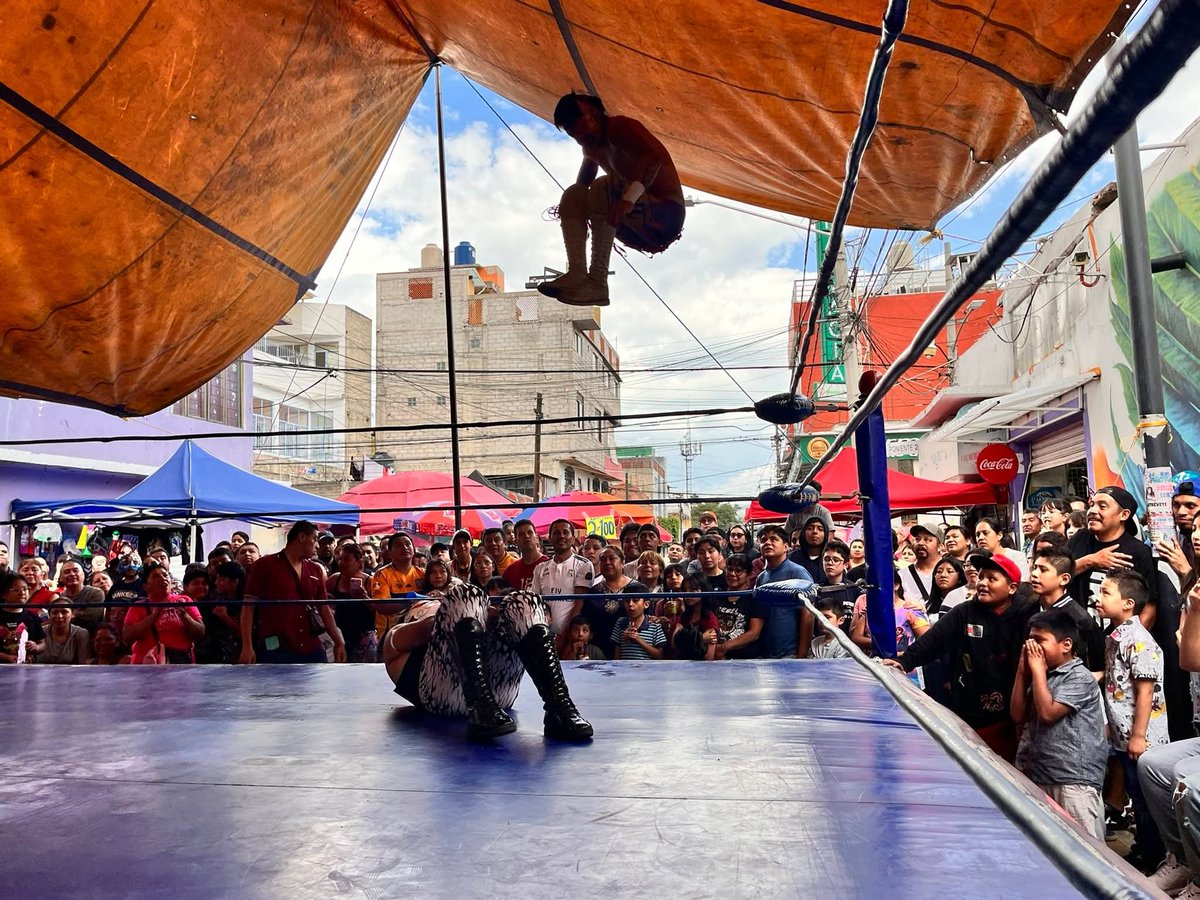 LaTijeraLucha's tweet image. Prendida y movida lucha semifinal que se lleva el bando técnico de #DinamicFly, #DeathMagic y #GoldenPower (quien sufrió un ligero desmayo, pero reaccionó de forma positiva segundos después) dando cuenta de los rufianes...