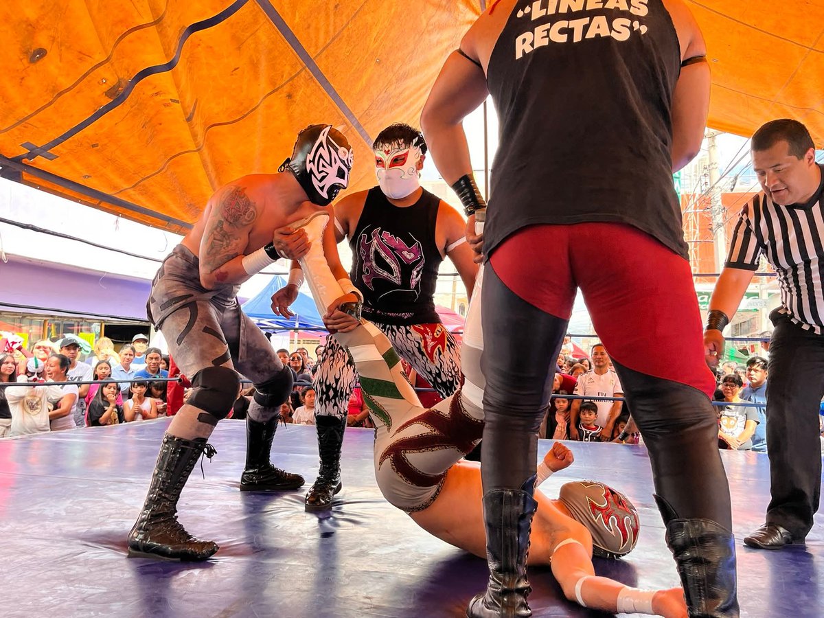 LaTijeraLucha's tweet image. Prendida y movida lucha semifinal que se lleva el bando técnico de #DinamicFly, #DeathMagic y #GoldenPower (quien sufrió un ligero desmayo, pero reaccionó de forma positiva segundos después) dando cuenta de los rufianes...