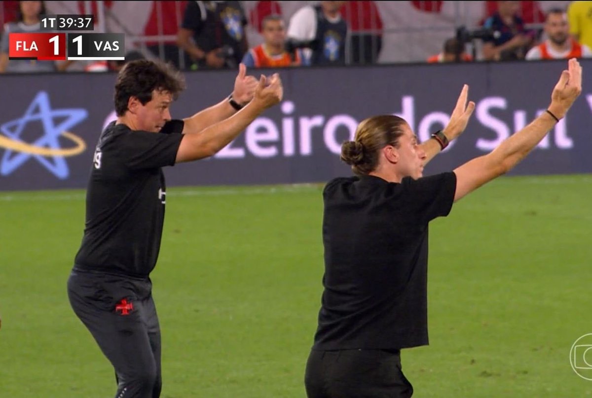 Eu e meu amigo ajudando alguém a fazer baliza