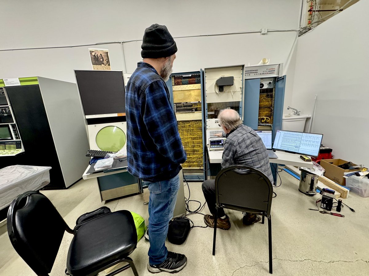 sdf_pubnix's tweet image. Bruce and Charles are debugging the PDP-7a today.  One flakey bit out of 18 but it’s been narrowed down to a pin on the backplane.  Neighbor board swapping ensues … does that flake bit move?

icm.museum 

#vintagecomputing #retrocomputing