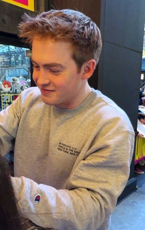 jyndjarin's tweet photo. me 🤝 kit connor
also this sweatshirt is so soft i loveeeee https://t.co/p6BxQsqtpO