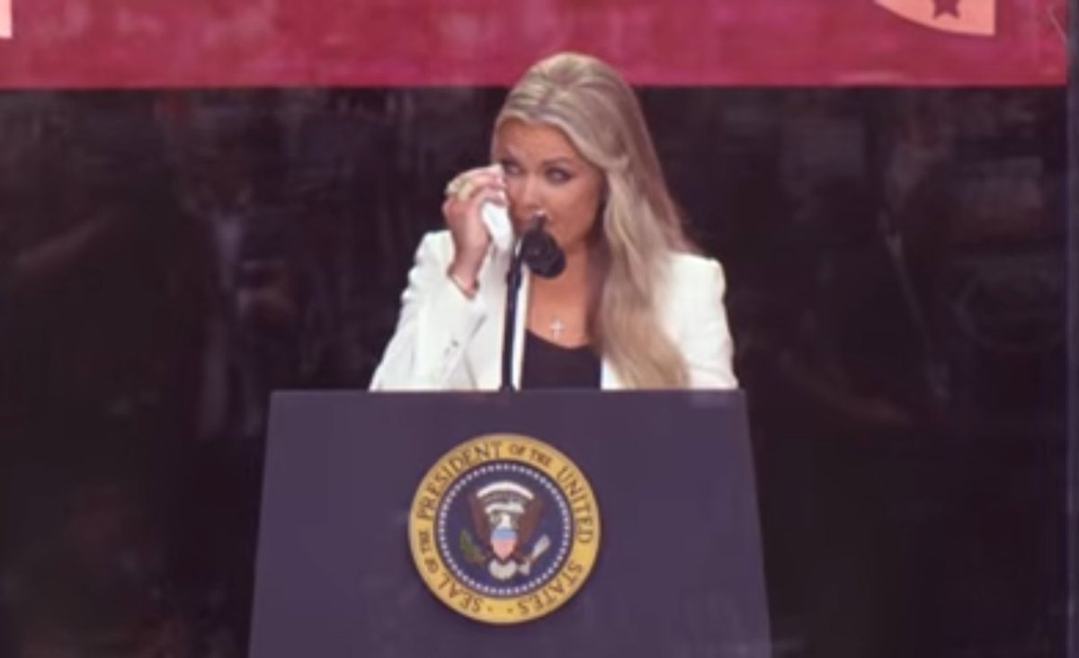 Alle, die heute Zeugen dieser Rede von Erika Kirk werden, hier im Stadion oder am Fernseher, erkennen die monströsen Lügen, die uns von ARD und ZDF in den letzten Tagen erzählt worden sind. Charlie Kirk war kein Radikaler, sondern ein Revolutionär. Er war kein Hassprediger wie