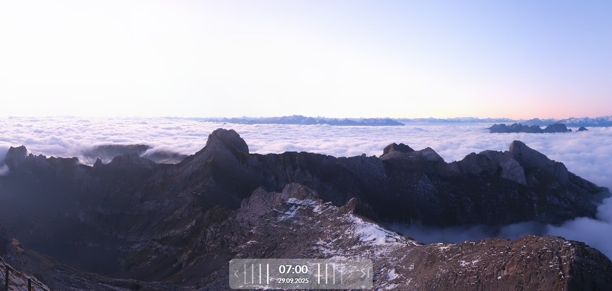 meteoschweiz's tweet image. Eine #Hochnebelobergrenze anzugeben, kann ganz schön schwierig sein. Bilder vom #Wildspitz und #Säntis heute morgen zeigen teils sogar mehrschichtige Obergrenzen. Bis um 10 Uhr ist die Obergrenze in der Ostschweiz teils bis auf 2400 Meter angestiegen. Quelle: Roundshot.