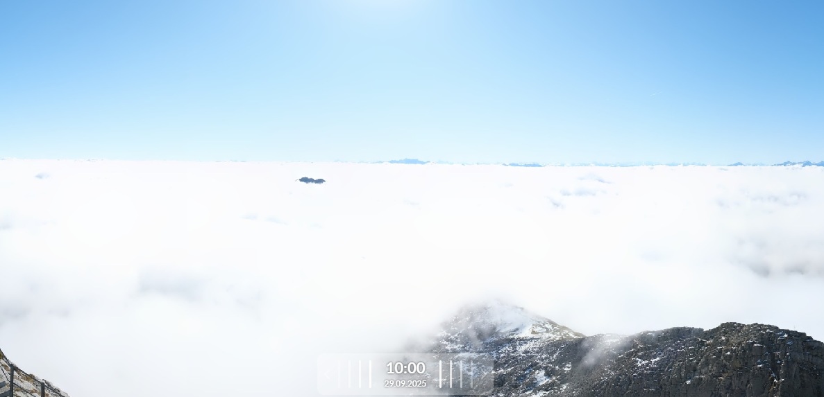 meteoschweiz's tweet image. Eine #Hochnebelobergrenze anzugeben, kann ganz schön schwierig sein. Bilder vom #Wildspitz und #Säntis heute morgen zeigen teils sogar mehrschichtige Obergrenzen. Bis um 10 Uhr ist die Obergrenze in der Ostschweiz teils bis auf 2400 Meter angestiegen. Quelle: Roundshot.