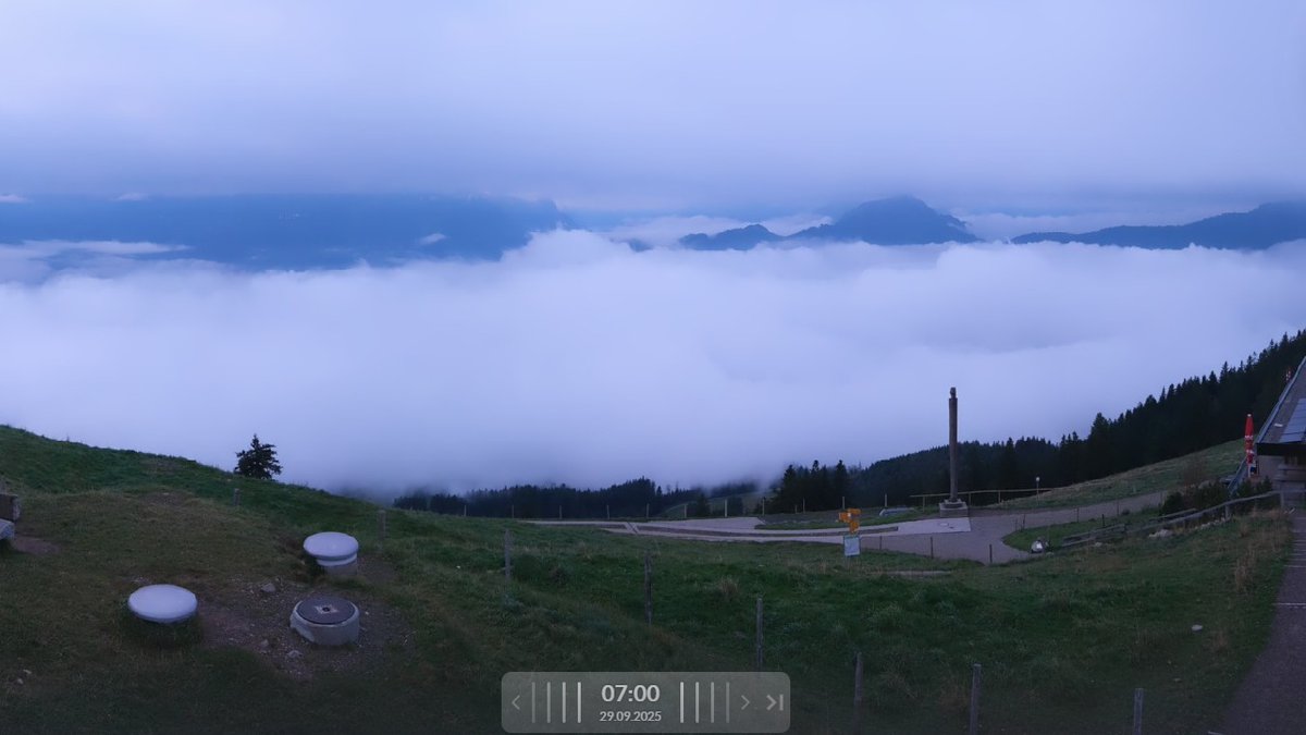 meteoschweiz's tweet image. Eine #Hochnebelobergrenze anzugeben, kann ganz schön schwierig sein. Bilder vom #Wildspitz und #Säntis heute morgen zeigen teils sogar mehrschichtige Obergrenzen. Bis um 10 Uhr ist die Obergrenze in der Ostschweiz teils bis auf 2400 Meter angestiegen. Quelle: Roundshot.