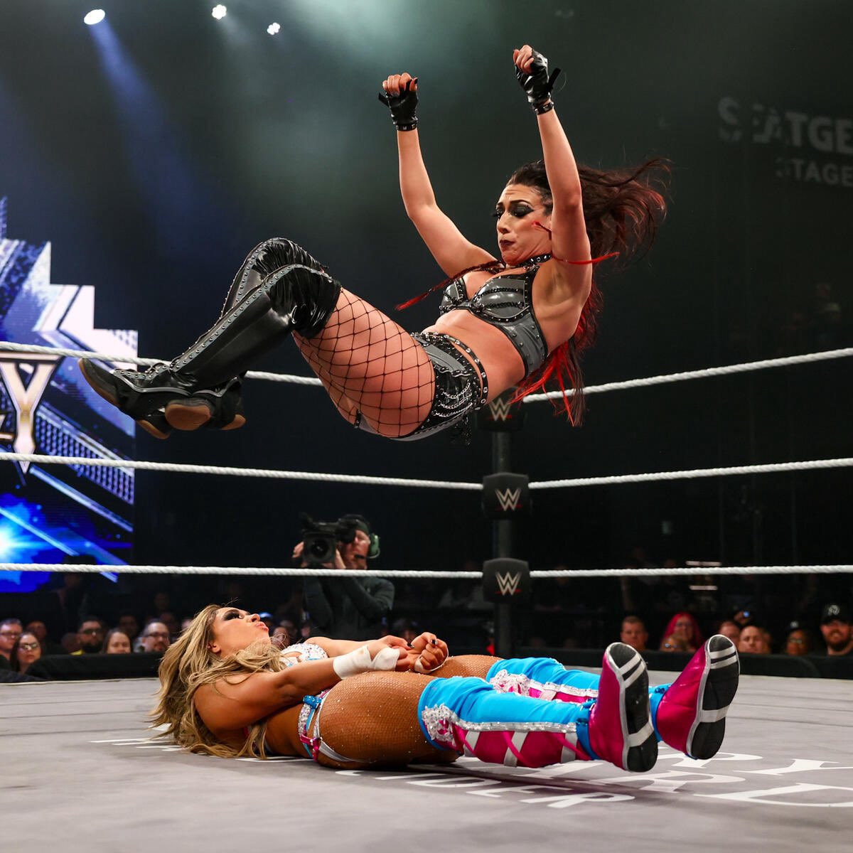ItsFatalToStare's tweet image. Not to be that person, but the only reason people are so hyped about @HerFistSoFierce is because of her ass, and nobody can tell me different because at no mercy all she did was shake her ass, arm bars and… well, that’s all she did. It’s no surprise that I beat her. #AndStill
