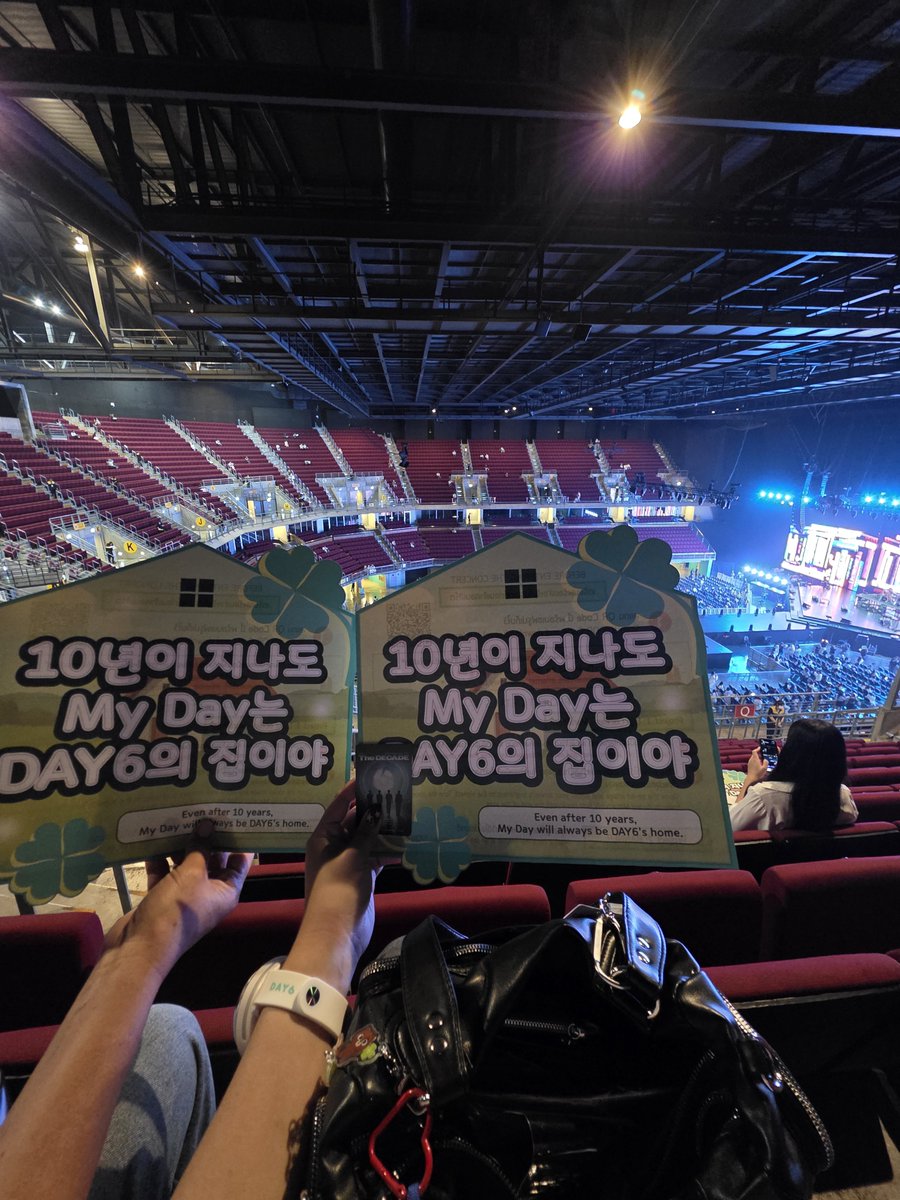 pinniepil's tweet photo. ใช้ชีวิตเพื่อรอไปคอน DAY6 ครั้งต่อไป🍀🥰

#The_DECADE_BANGKOK #DAY6BKK2025 
#DAY6 https://t.co/0PTZsfvMuC