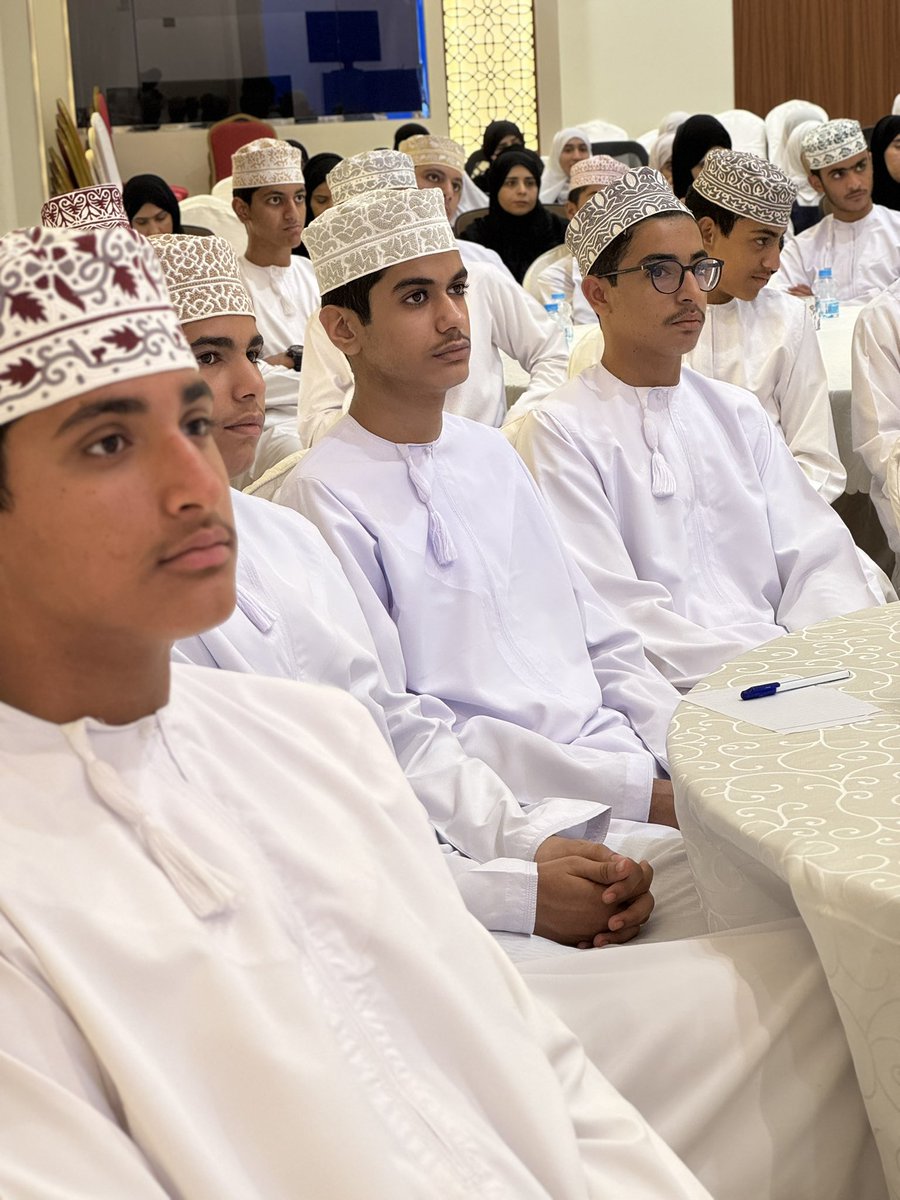 almutanabi86's tweet photo. حرص المدرسة على تعزيز الوعي الصحي لدى الطلبة شارك طلبة مدرسة المتنبي بالتنسيق مع الأخصائي الإجتماعي  بالمدرسة في البث المباشر للجلسة الحوارية الوطنية للتوعية بمخاطر التدخين والسجائر الإلكترونية تحت رعاية سعادة الدكتور/عبدالله بن خميس أمبوسعيدي، وكيل وزارة التربية والتعليم للتعليم https://t.co/wbsE3yRg5t