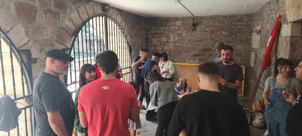 BidasoaLAB's tweet photo. Atzo Doneztebeko egoitza berriari irekiera eman genion. Argazki erakusketa eta luntxa ere izan genuen.

Hemendik aitzinera Malerrekan ere bulegoa izanen dugu, Doneztebeko karrika nagusiko Gaztelunea etxean.

Baztan-Bidasoan zabaltzen.

#labsindikatua
#baztanbidasoa
#zabaltzen https://t.co/UC0rnlMAxo