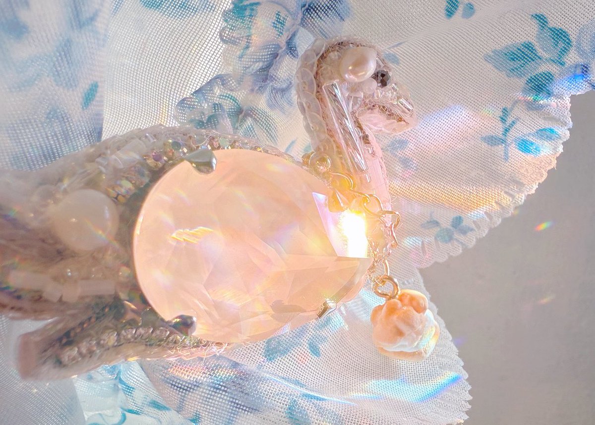 きらきら夢心地
窓辺のスワンちゃん🦢

🎇10/4(土)のご案内
三郷花火大会2025開催日で大混雑＆交通規制などもあるため、 #惑星座 は16時半にクローズとなります(15〜16時半営業)
涼しくなる頃の花火、毎年人気です✨

本日は19時までオープンしていますので、ぜひどうぞ☺️