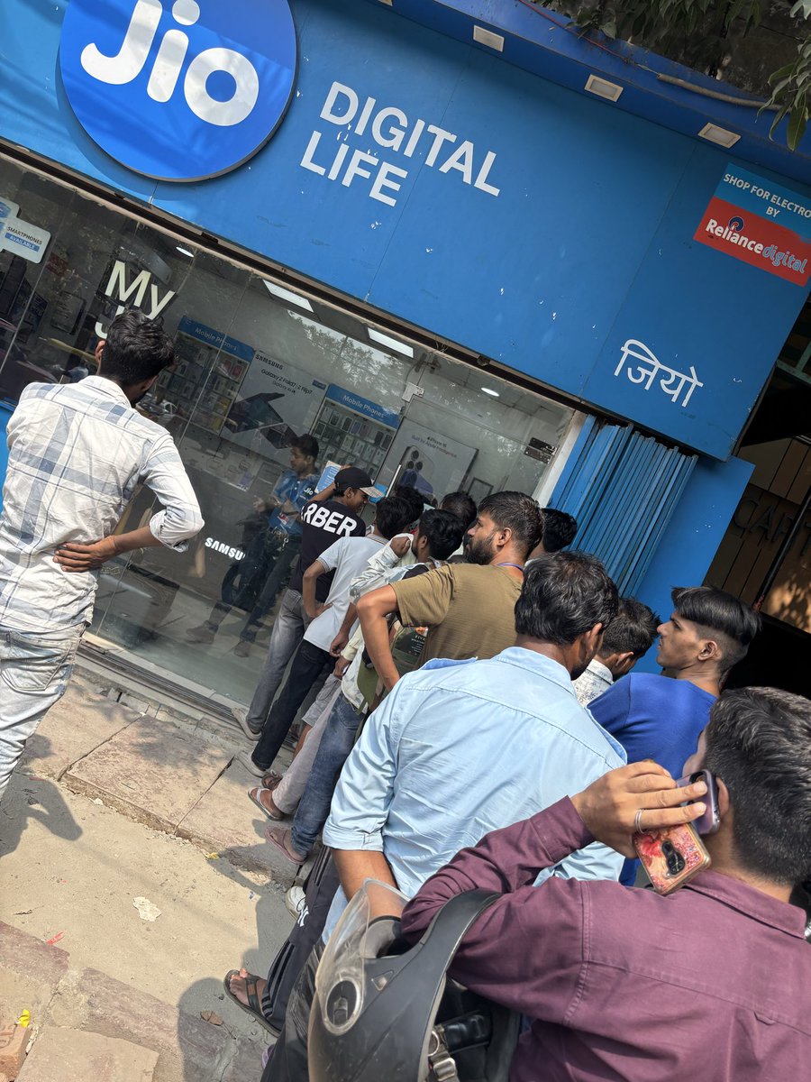 ThePradeepDubey's tweet photo. @JioCare @reliancejio At your D.B. Gupta Road, Karol Bagh store — store is empty, but staff won’t let customers in! People are standing under scorching sun. Please fix this urgently! ☀️ #Jio #KarolBagh https://t.co/qX1mN5MDUW