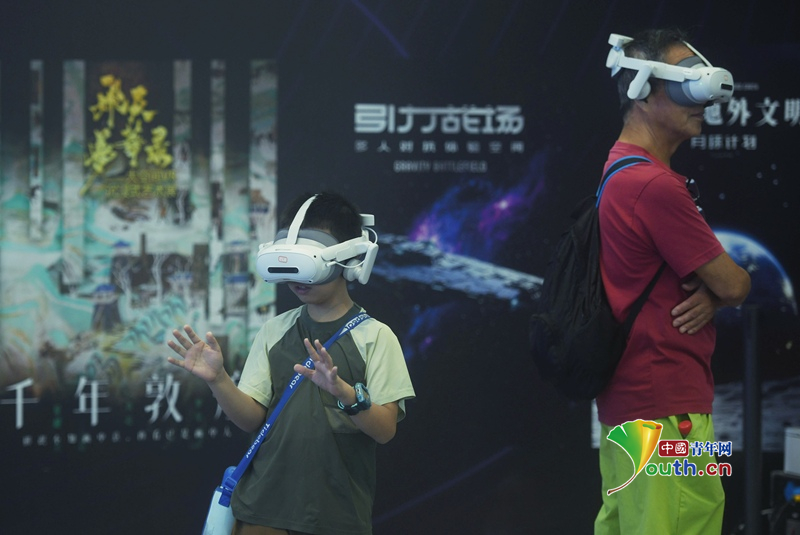 YouthChina's tweet image. On September 28, 2025, at the #4thGlobalDigitalTradeExpo in #Hangzhou, a concentration of cutting-edge technologies drew large crowds. #ChinaTech #Cuttingedge