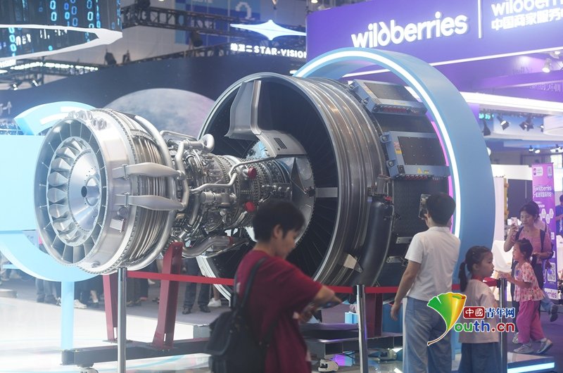 YouthChina's tweet image. On September 28, 2025, at the #4thGlobalDigitalTradeExpo in #Hangzhou, a concentration of cutting-edge technologies drew large crowds. #ChinaTech #Cuttingedge