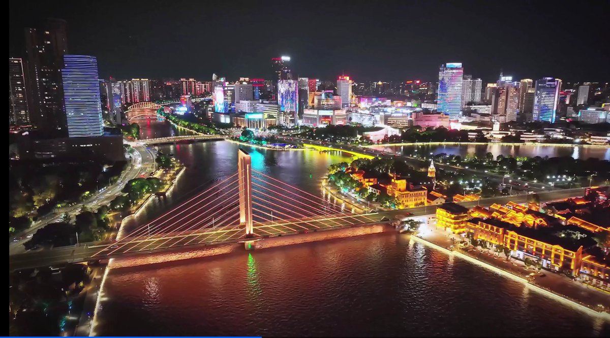 The National Day holiday is here! 🎉 Wondering how to spend it in Ningbo? Easy—treat the whole city like a grand stage!

Cicheng, a thousand-year-old town, recreates the lively scenes of “Along the River During the Qingming Festival” with traditional crafts, bustling markets, and