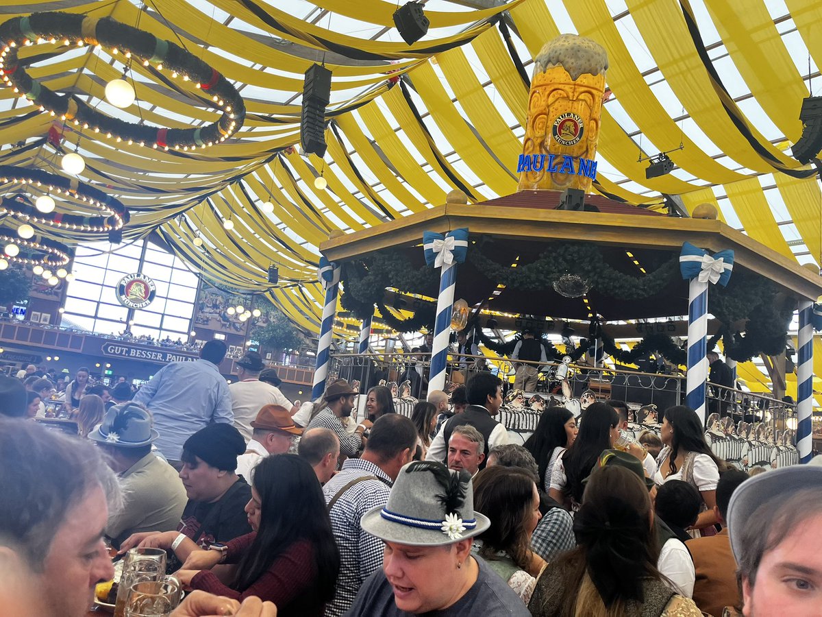 Cjmari's tweet photo. De cuando te confunden con mexicana 😅 #OktoberFestMunich https://t.co/8etzjcGg5Y