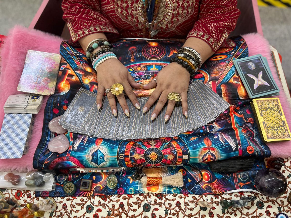 KaunHaiAbhay's tweet image. A little pause for peace. Angel card readings at @delhiairport brought travelers a moment of positivity and reflection this Navratri. 🌟
#Navratri #DelhiAirport #Terminal1