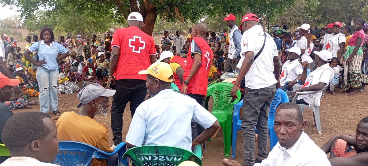 Red_Cross_Moz's tweet image. Estivamos em Lampeão, distrito de Doa, em Tete, a realizar a 4ª distribuição de cestas básicas para apoiar as famílias afectadas pela seca.
Com o uso da plataforma RedRose e o apoio da @IFRCAfrica, temos levado não só alimentos, mas também esperança. 
Juntos, #DoLadoDaHumanidade