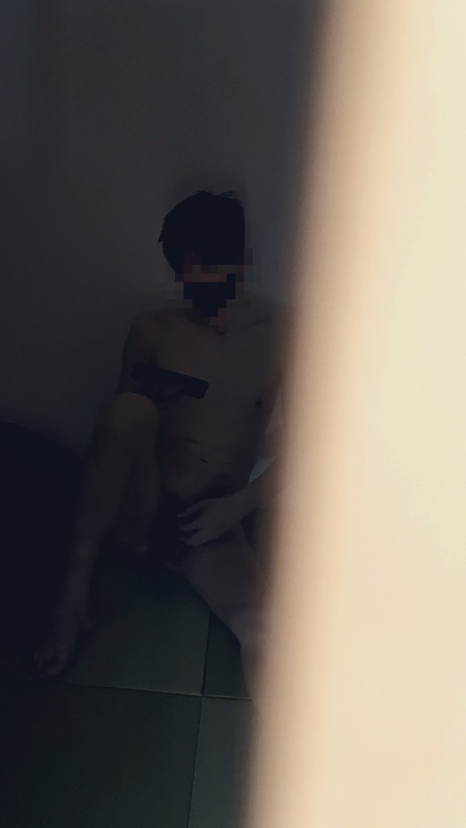 tnnpark's tweet photo. 腹肌學弟來借住，被我發現在打手槍⋯⋯
真香⋯ https://t.co/clpvVyfaBp