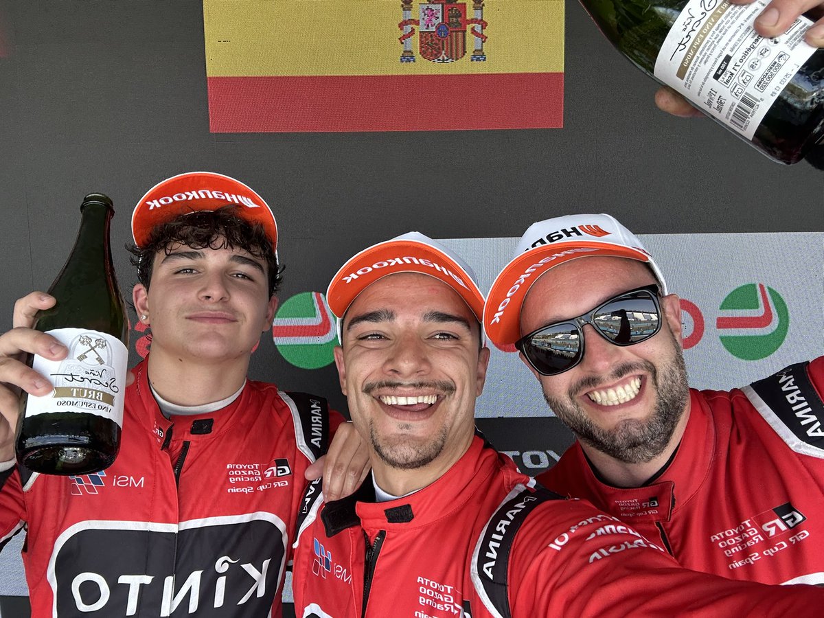 2 perspectivas, una misma celebración 🏆 
🤳Este fue el selfie que Dani Losada 🥇, Marcos de Diego🥈y Sandro Pérez🥉protagonizaron en la primera carrera de la GR Cup Spain en el <a href="/circuitodejerez/">Circuito de Jerez-Ángel Nieto</a>