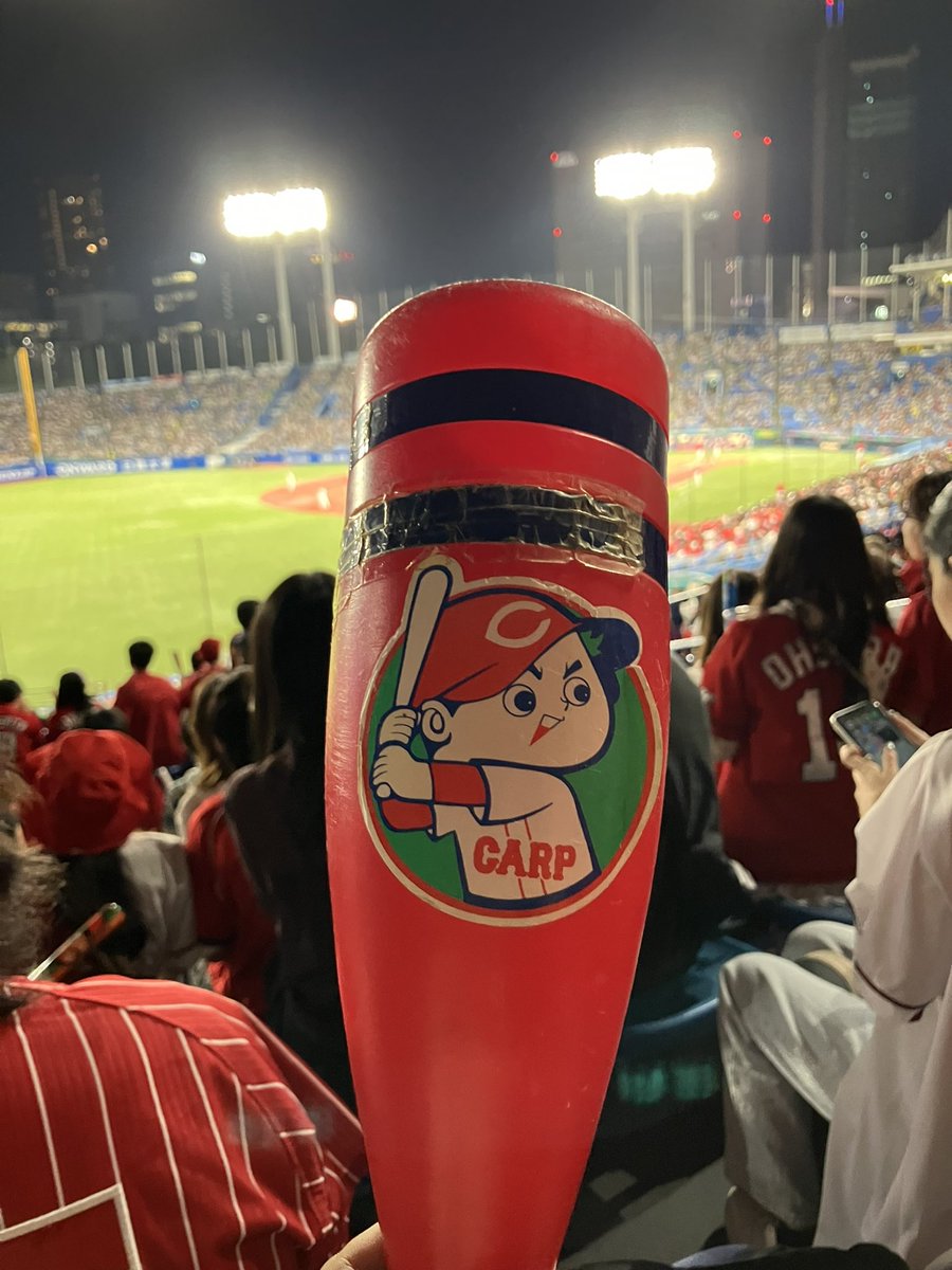 土曜日、何年ぶりに神宮へ。こんなに太いメガホンを持って応援してる人はもういなかった…。