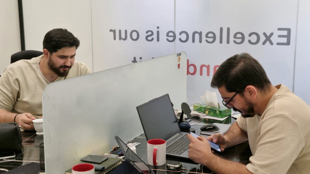 بین عکس سمت چپی که توش داریم کلیپ فارغ‌التحصیلی لیسانسمونو میسازیم تا عکس سمتِ راستی که خبرمرگمون داریم قیر صادر می‌کنیم، حدود هشت سال فاصله‌ست
چیز زیادی نیست، ولی تو یکیش دنیا تخممون نیست، تو یکیش جفتمون داریم از اضطراب و فشار و کمردرد پاره میشیم
اینه که میگم:
سی‌سالگی، سلام :))