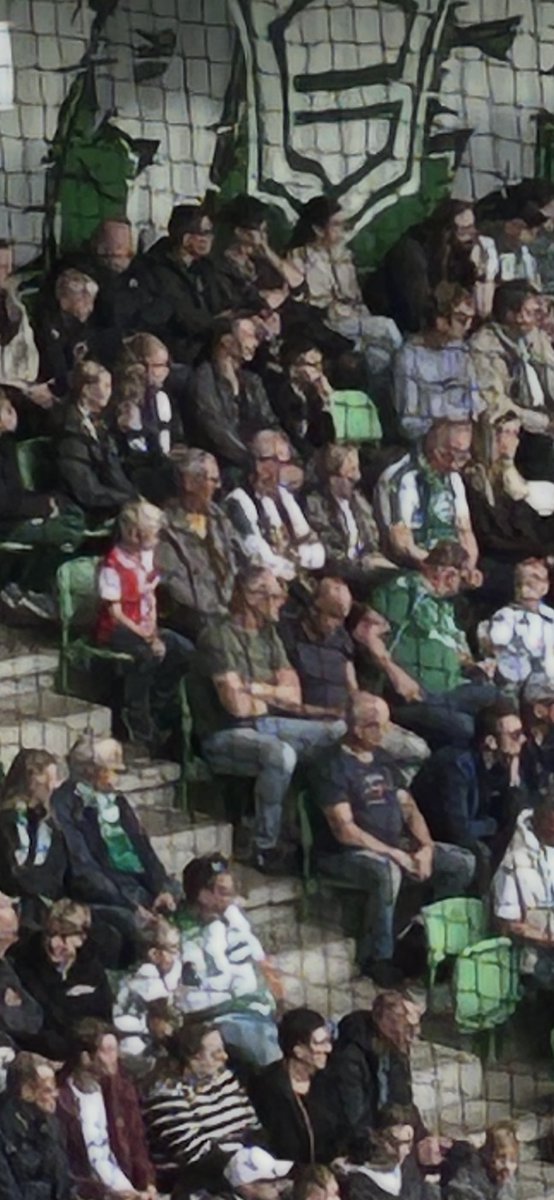 Hier zat dan tussen het thuispubliek een jochie in zijn Feyenoord shirtje, mooi om te zien.