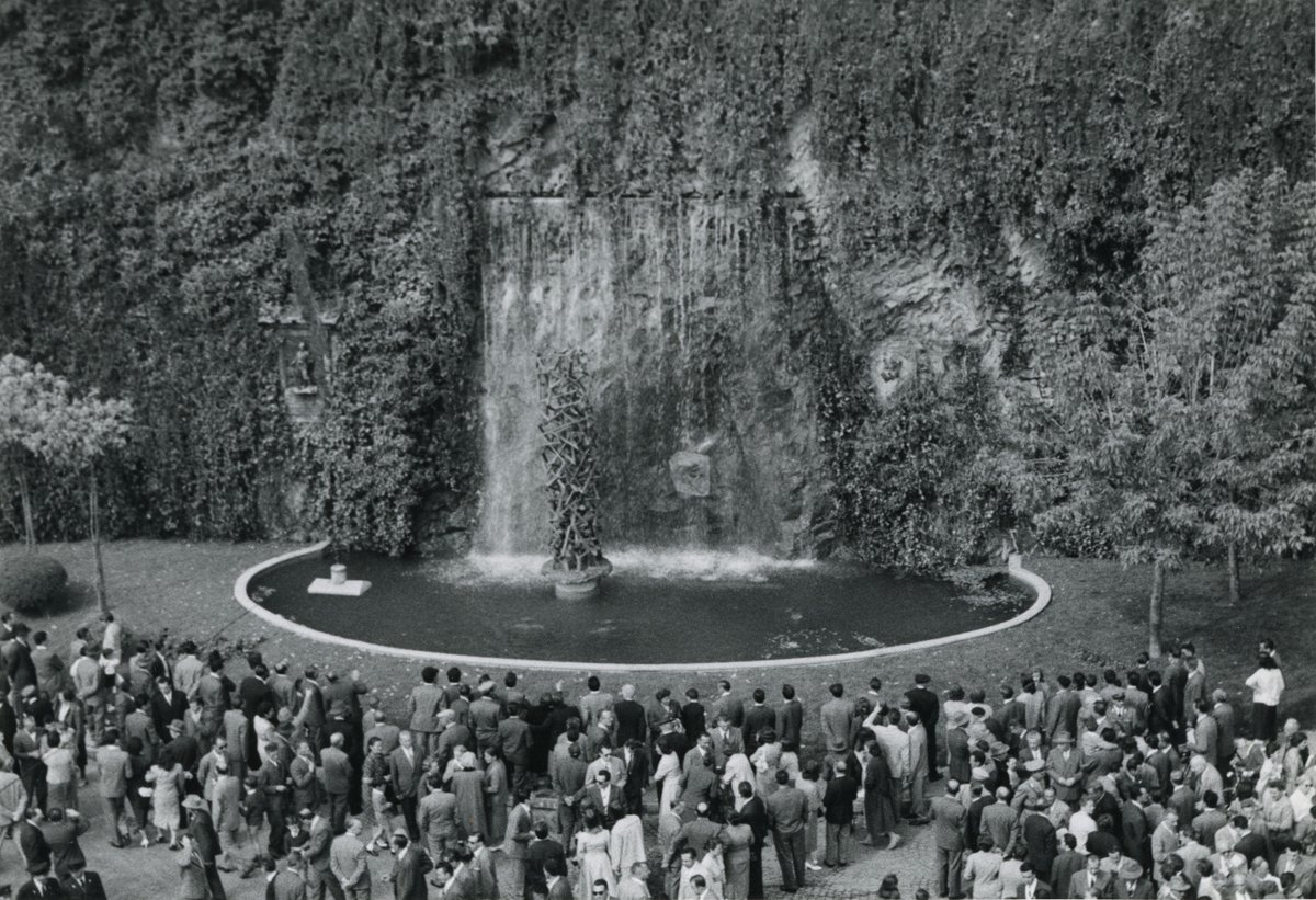 ArchOlivetti's tweet photo. #FotoDelGiorno 📷 29 settembre 1957, Ivrea, inaugurazione del monumento a #CamilloOlivetti, realizzato dallo scultore #EmilioGreco.
ℹ️ Il monumento fu fortemente voluto dalla Città di Ivrea come simbolo di immensa gratitudine.
#StoriaDiInnovazione #ArchiviOlivetti https://t.co/42iTlmrtN9