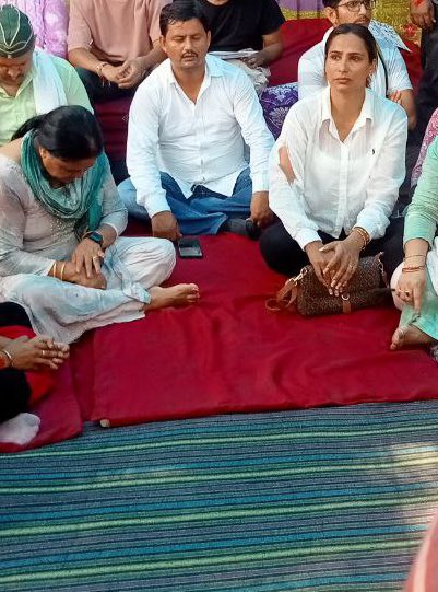 student_forevr's tweet image. हल्द्वानी में भूख  हड़ताल पर बैठे भूपेंद्र कोरंगा भाई को पुलिस ने ज़बरदस्ती उठाया 
महिला आंदोलनकारी के कपड़े भी फटे, उसके बाद भी लगातार धमकिया जारी है धरनास्थल खाली करो 

@pushkardhami शर्म है या नहीं आ गए तानाशाही पर ।

VIDEO ⬇️

#पेपर_चोर_गद्दी_छोड़ 

youtu.be/-goAVOZzKpc?si…