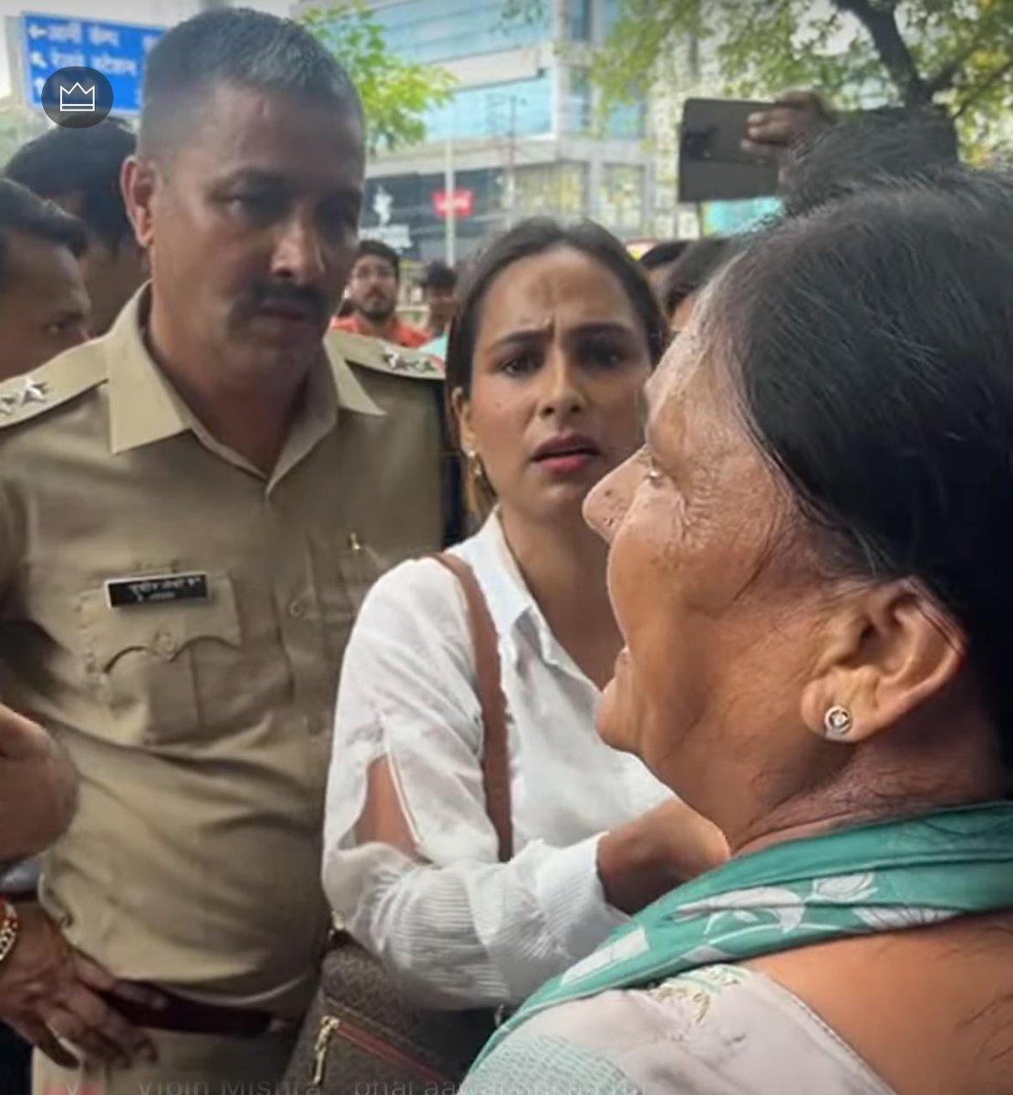 student_forevr's tweet image. हल्द्वानी में भूख  हड़ताल पर बैठे भूपेंद्र कोरंगा भाई को पुलिस ने ज़बरदस्ती उठाया 
महिला आंदोलनकारी के कपड़े भी फटे, उसके बाद भी लगातार धमकिया जारी है धरनास्थल खाली करो 

@pushkardhami शर्म है या नहीं आ गए तानाशाही पर ।

VIDEO ⬇️

#पेपर_चोर_गद्दी_छोड़ 

youtu.be/-goAVOZzKpc?si…