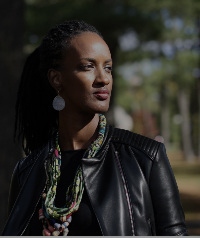 Ils s’érigent des statues de poussière
Dans leurs demeures illuminées de ténèbres
(…)
Ils parlent, ils parlent sans cesse,
Au nom d’un peuple qu’ils pillent sans merci.
Ketty Nivyabandi
Que cette lucidité nous éclaire. Bonne semaine à tous.