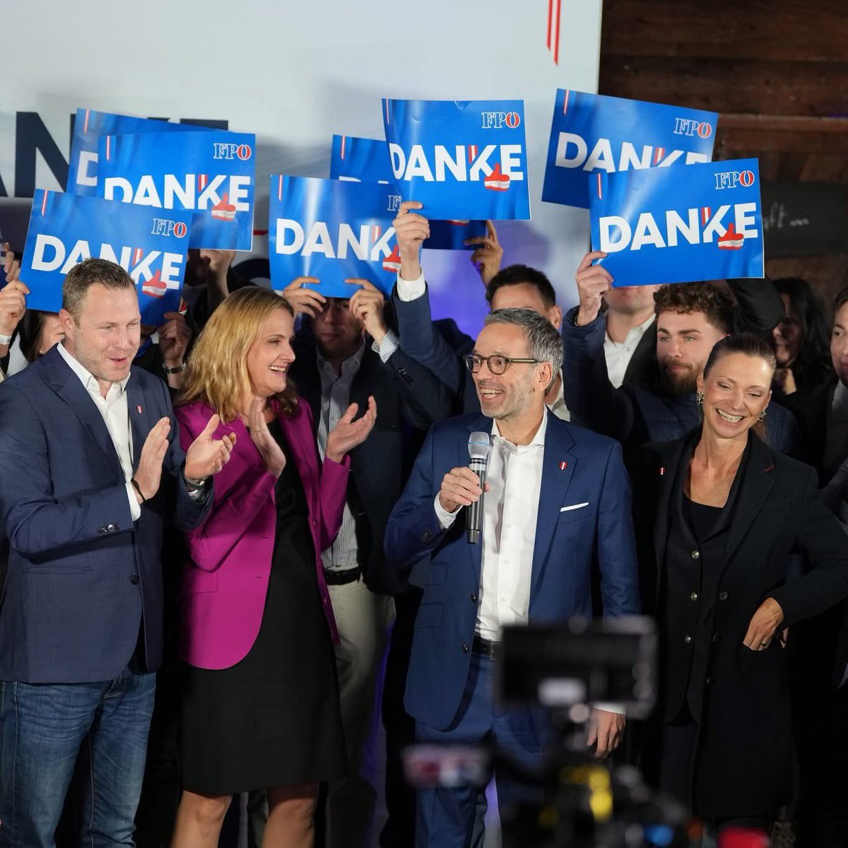Liebe Freunde!
HEUTE vor genau einem Jahr ist die FPÖ bei der Nationalratswahl erstmals auf Platz 1 gelandet. Dieses historische Ergebnis ist EUCH zu verdanken – denn IHR ALLE habt damit Geschichte geschrieben. Ein ganz großes DANKE für jede einzelne Stimme!

Danach ist viel