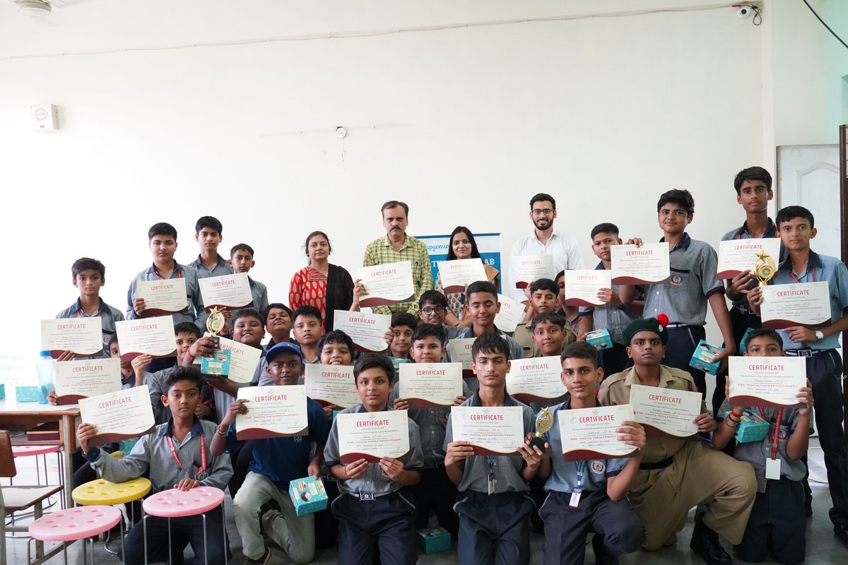 On 𝗦𝗲𝗽𝘁𝗲𝗺𝗯𝗲𝗿 𝟵, 𝟮𝟬𝟮𝟱, AADHAAR hosted an exciting 𝗦𝗧𝗘(𝗔)𝗠 𝗘𝘅𝗵𝗶𝗯𝗶𝘁𝗶𝗼𝗻 at 𝗚𝗮𝘂𝘁𝘂𝗺𝗯𝘂𝗱𝗵 𝗕𝗮𝗹𝗮𝗸 𝗜𝗻𝘁𝗲𝗿 𝗖𝗼𝗹𝗹𝗲𝗴𝗲, 𝗚𝗿𝗲𝗮𝘁𝗲𝗿 𝗡𝗼𝗶𝗱𝗮, showcasing the brilliant ideas and innovations of 28 young minds from Classes 6 to 9.