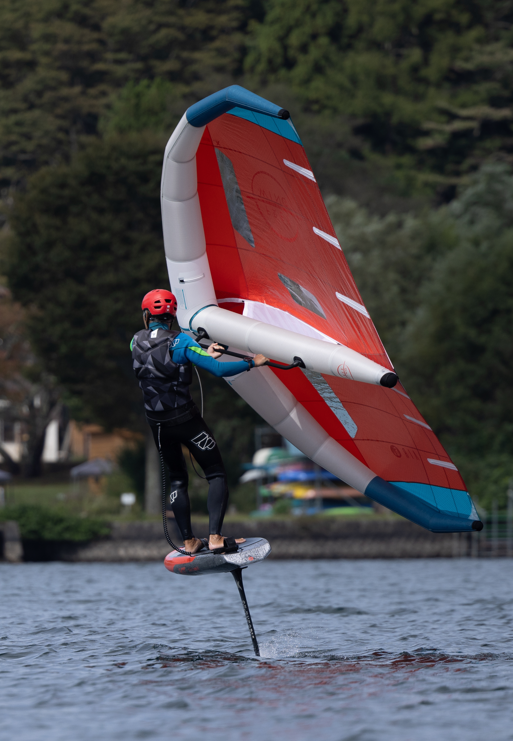 これはなんていう乗り物？
ChatGPT:
これは「ウィングフォイル（Wing Foil）」という乗り物です。特徴

ボード: 水面上に浮かぶ専用のフォイルボード（下に水中翼＝ハイドロフォイルが付いている）に乗ります。スピードが出ると水中翼が浮き上がり、ボード全体が水面から浮き上がって走行します。