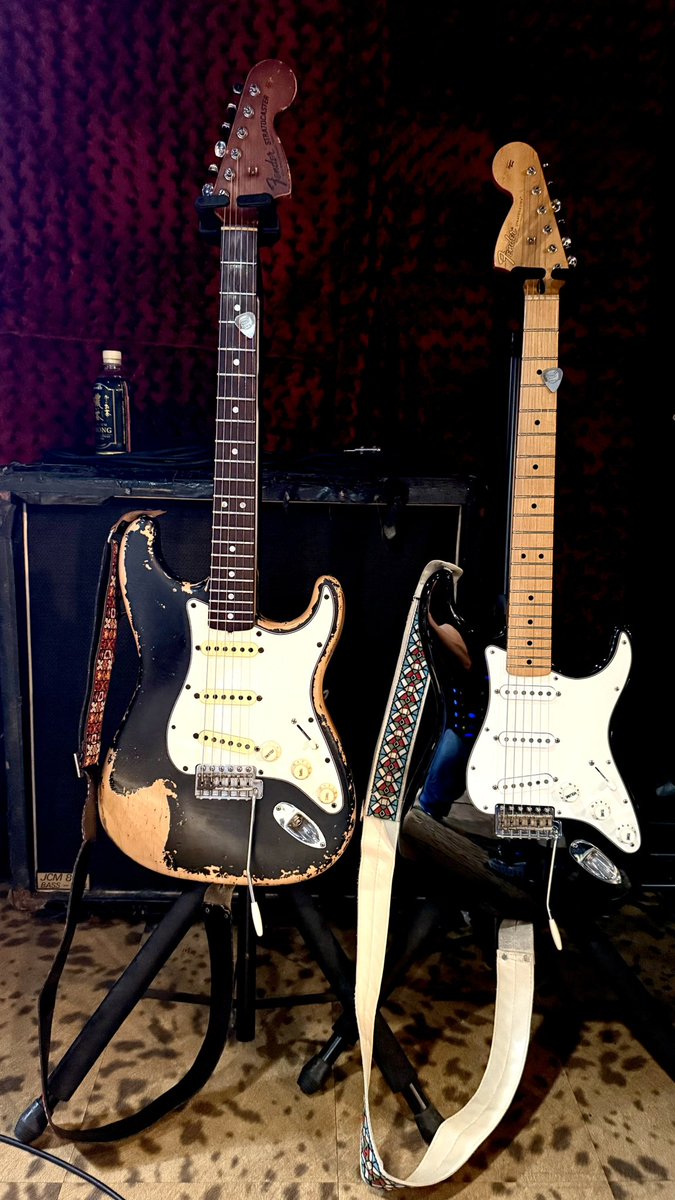 YosukeMiyake's tweet photo. fender c/s '69
fender MEX Jimi
特に決めずに気分で持ち替え
どちらもDAddario 9-42 E♭
ピックHERCO FLEX 75
echo基本掛けっぱなし
chorusは適宜
Ozzy (over the mountain)全編ON
ケーブルは今回全て
70年代の古いBELDEN 9778
#fender #stratocaster
#RCS #EHX #peterson
#voodoolab #BELDEN https://t.co/6zXTjtEKnX