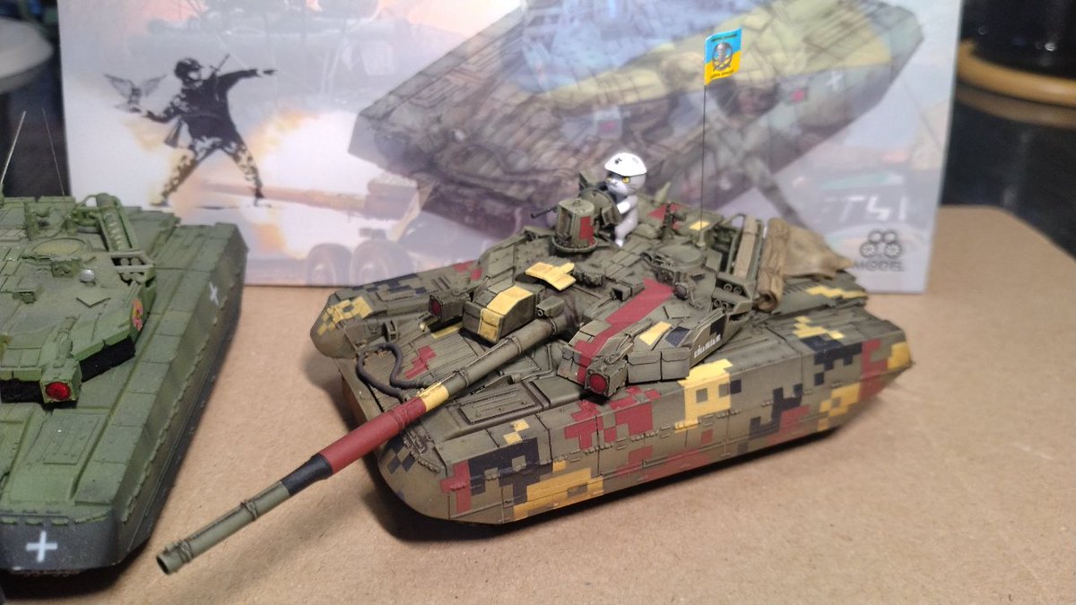 迷彩T-84M買ったらなかなか尖った箱カバーだったヨシッ 