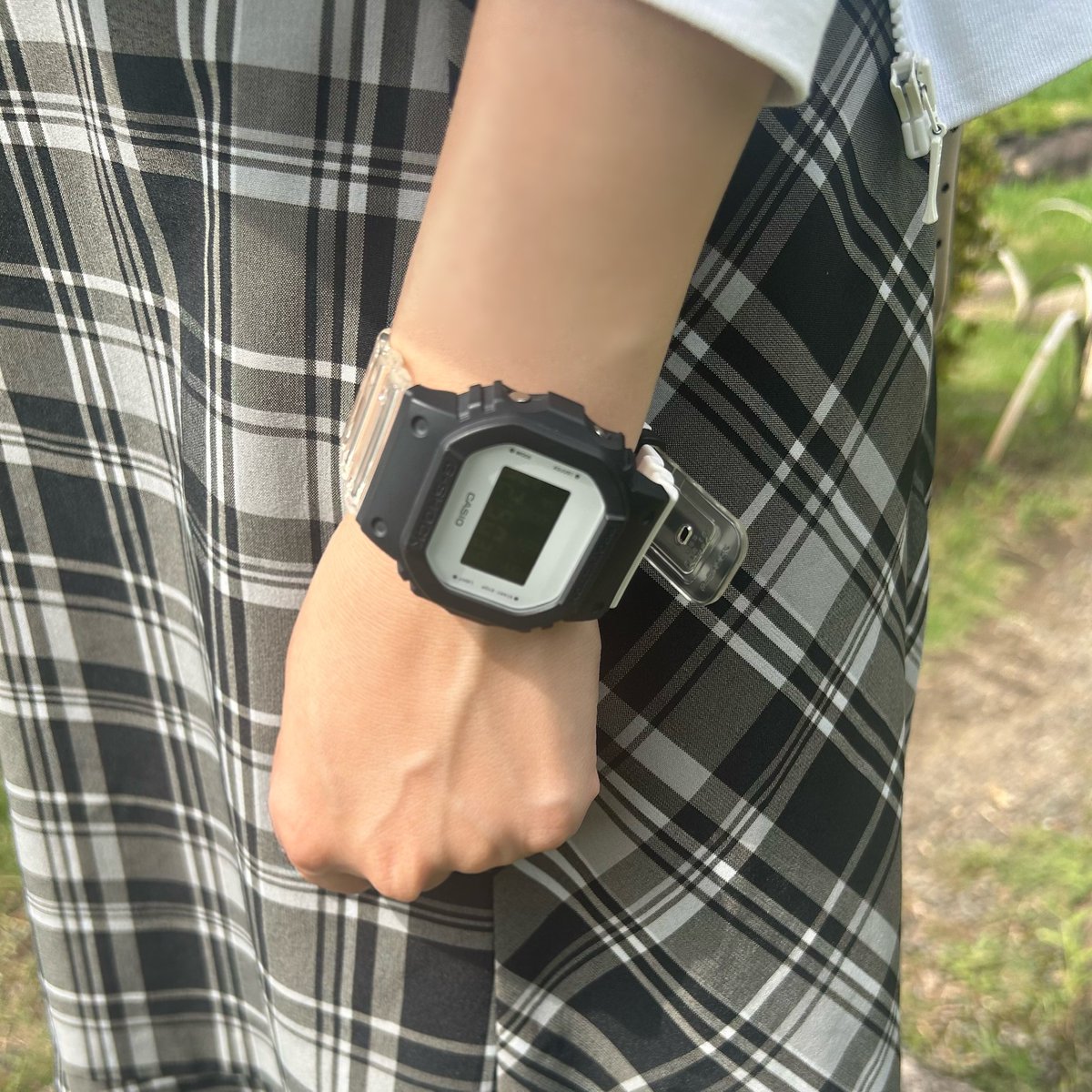 【カシオ社員が着けている #MYGSHOCK を紹介】

モノトーンカラーを毎日の相棒に◻️◼️

どんな服装やシーンにも合うモノトーンパーツを、好みのバランスで組み合わせ。
今日はコーデもモノトーンで統一しました！

色使いを楽しむのはもちろん、シンプルな中で個性を出すのもおすすめの楽しみ方です☺️