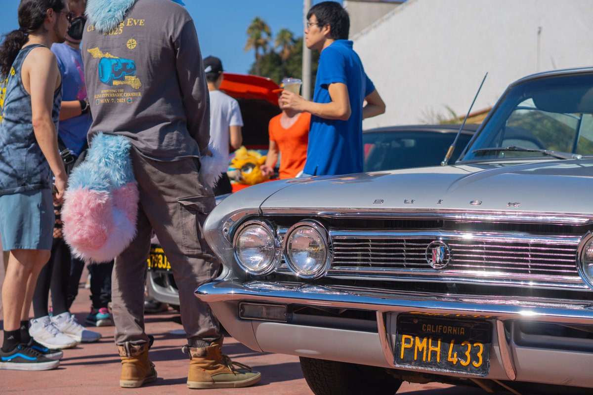 皆おはよう！

I’ve updated my Furtrack photos with several recent events I’ve been to including AFC 2025! Please check them out ^w^ 

furtrack.com/user/Gharial8/…

I hope the autumn winds treat you well 💙☁️

#FursuitEveryday #AFC2025