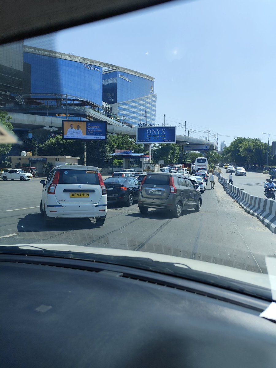 Nidhish_Chandra's tweet photo. Seems it's Ok for capturing 1-2 lanes for the surface parking on the cost of traffic @Noidatraffic @CeoNoida https://t.co/OQm1PLMpQ3