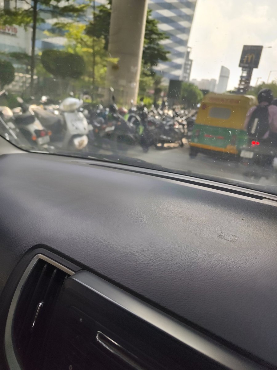 Nidhish_Chandra's tweet photo. Seems it's Ok for capturing 1-2 lanes for the surface parking on the cost of traffic @Noidatraffic @CeoNoida https://t.co/OQm1PLMpQ3