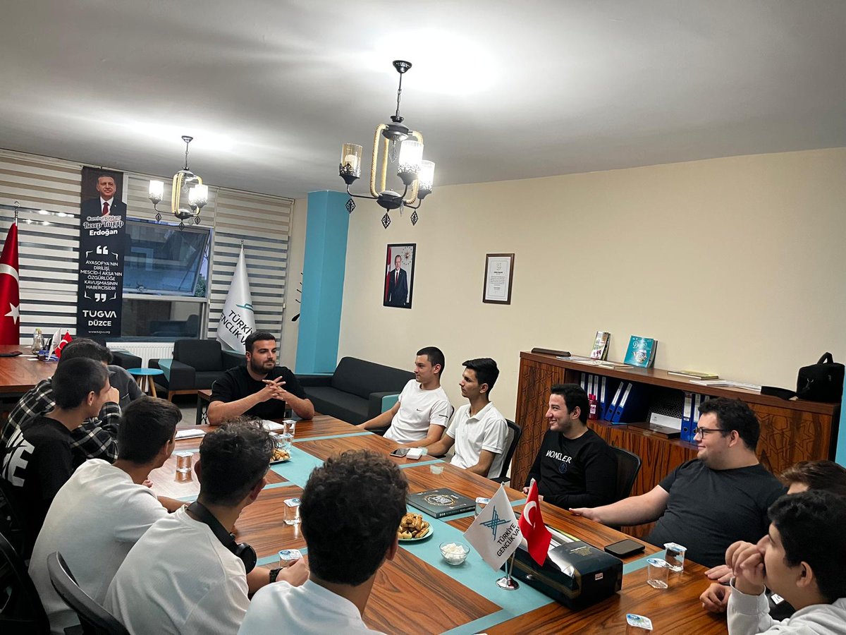 *📍Vakıf Binamız*
Liseli Gençlerimizle Birlikte Yeni Döneme Bismillah Diyerek Başladık. 
Gerek Onların İstekleri Gerek Bizim Beklentilerimizi İstişare Ederek Tanışma Havasında Geçen Bir Buluşma Oldu. Hayırlara Vesile Olsun İnşallah🇹🇷