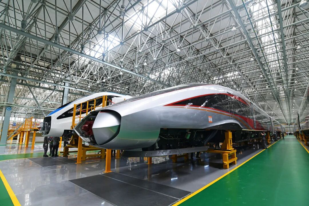 JilinChina's tweet photo. The Shenyang–Baihe section of the Shenyang–Jiamusi High-Speed #Railway is open!
The inaugural service is operated by #CRRC Changchun's CR400BF-GS EMU, built for speeds up to 350 km/h and capable of running steadily even in extreme -40 C conditions. #MadeInJilin #JilinTransport https://t.co/saMHxUDFSx