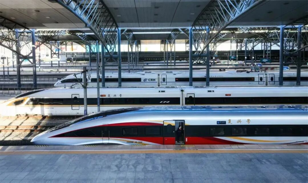 JilinChina's tweet photo. The Shenyang–Baihe section of the Shenyang–Jiamusi High-Speed #Railway is open!
The inaugural service is operated by #CRRC Changchun's CR400BF-GS EMU, built for speeds up to 350 km/h and capable of running steadily even in extreme -40 C conditions. #MadeInJilin #JilinTransport https://t.co/saMHxUDFSx