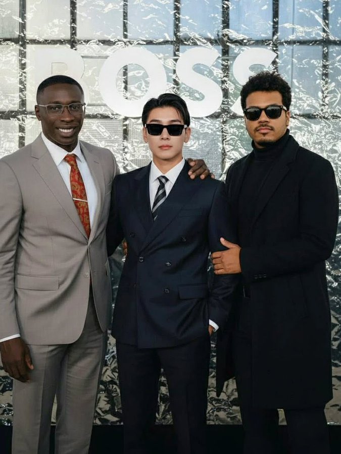 SuppasitChannel's tweet photo. 🕶️🤙🏻

MEW X MILANO FW SS26

@MSuppasit @HUGOBOSS 
#BOSSSU2026xMEW
#BeYourOwnBOSS
#BOSSsummer26xMEW https://t.co/Y47JNPHB4q