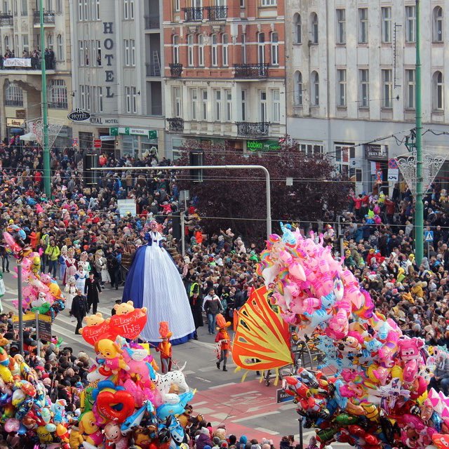 Nie będzie w Poznaniu tradycyjnego korowodu na Świętego Marcina‼️ Jak piszą urzędnicy <a href="/jacek_jaskowiak/">Jacek Jaśkowiak</a> „Ulica Święty Marcin za ciasna dla imieninowego korowodu”. Przez 30 lat była w porządku, od tego roku dla jaśkowiakowych współpracowników „za ciasna”🤦‍♂️ Tymczasem Jacek Jaśkowiak