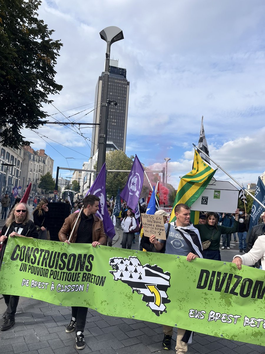 Manif #Naoned er c'heleier hiziv e #Brezhoneg hag e unan eus 20 yezh ar ganaked !  Trugarez adarre d'an #FLNKS !  radiobreizh.bzh/episode/75935 #bzhg