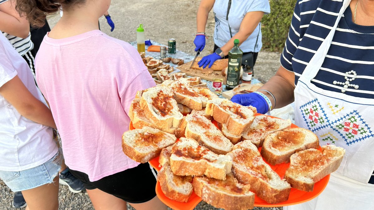 PSantomera's tweet image. Un año más lo pasamos a lo grande en nuestra #Tardedetradiciones en #ElRoalico, Huerto Urbano, para las fiestas patronales de #Santomera.
El enristrado de pimientos y las II Olimpiadas Limoneras tiñeron de amarillo pimentonero la tarde de viernes.
