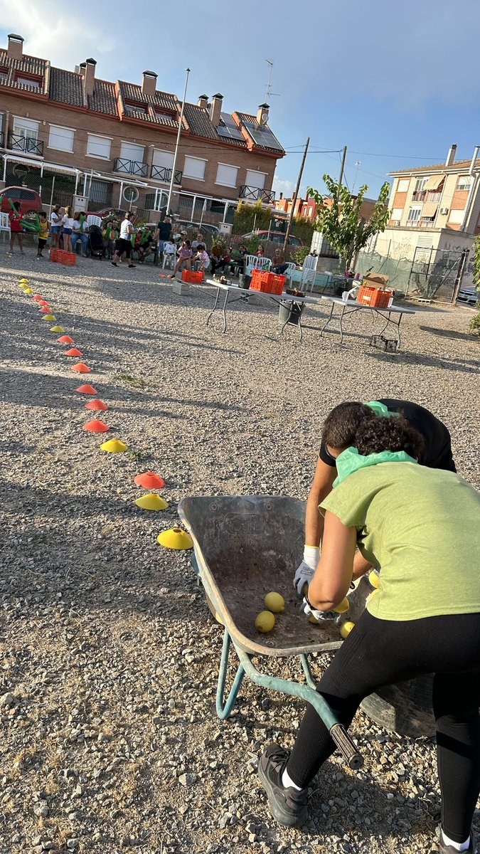 PSantomera's tweet image. Un año más lo pasamos a lo grande en nuestra #Tardedetradiciones en #ElRoalico, Huerto Urbano, para las fiestas patronales de #Santomera.
El enristrado de pimientos y las II Olimpiadas Limoneras tiñeron de amarillo pimentonero la tarde de viernes.