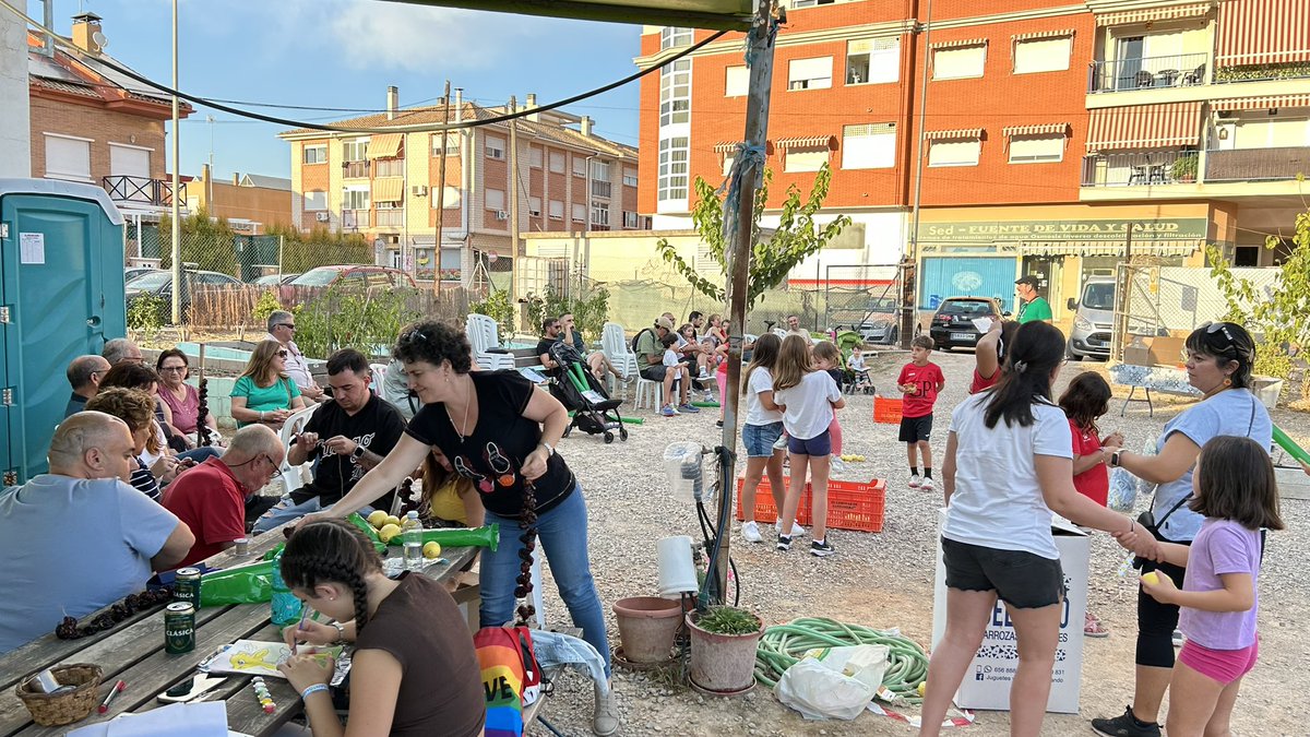 PSantomera's tweet image. Un año más lo pasamos a lo grande en nuestra #Tardedetradiciones en #ElRoalico, Huerto Urbano, para las fiestas patronales de #Santomera.
El enristrado de pimientos y las II Olimpiadas Limoneras tiñeron de amarillo pimentonero la tarde de viernes.