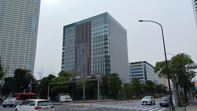 アクセンチュア、徒歩11分のオフィスに移転して強制出社にして島流しリストラしてて、みんな「徒歩11分なんて余裕やろ」って言ってるけど、違うんだよ。わざわざこんなエセコンサルに入る人たちは意識とプライドが高いから、こういう扱いは滅茶苦茶屈辱的で、プライドが傷ついて耐えられないんだよ。