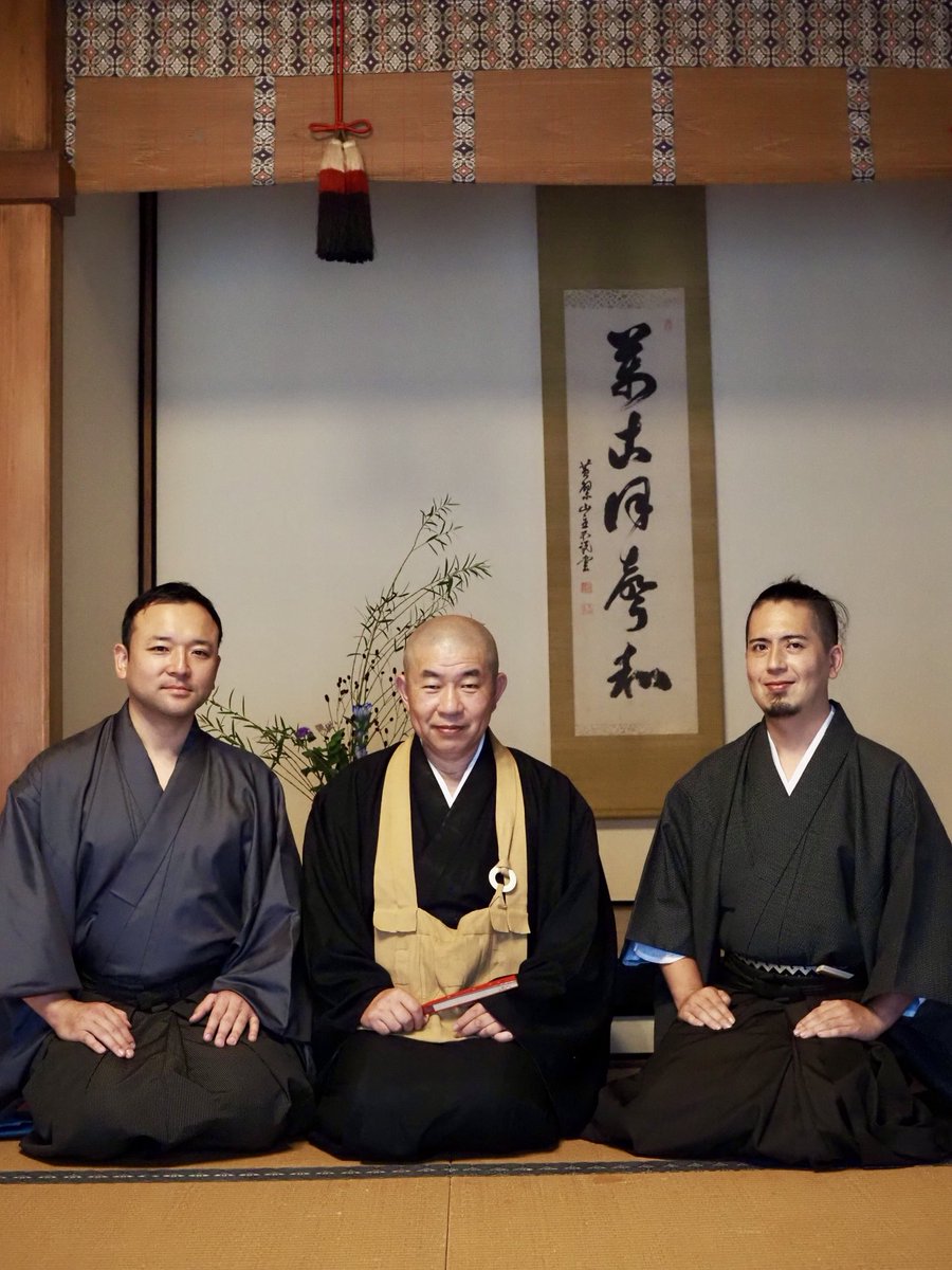 平安神宮茶会、遊びにおいでくださったみなさま、誠にありがとうございました。

メンバーが増えて平均年齢も下がってきており、流派としてもフレッシュさが満ちてきました。

武家の流れにある男点前のため、やはり同性の割合が増すと気持ちも空気も全然違ってきますね。